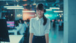 © bephoto - 少女がオフィスでスタンディング応対を行う姿