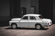 © Mariusz - Stylowy biały oldtimer w miejskim cieniu