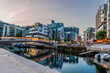 © alessandrogiam - Serata al porto di Oslo, tra canali, edifici di architettura moderna e ristoranti prelibati