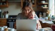© Leonardo - Una mujer sostiene a un bebé llorando mientras trabaja de forma remota con una computadora portátil en una mesa de cocina desordenada, lo que muestra la crianza moderna y el estrés laboral