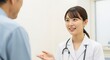 © Stingray_Japan - 日本人女性総合診療医が優しい笑顔で患者に寄り添う姿