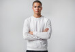© Sergio Arteaga - Joven con sudadera blanca y brazos cruzados