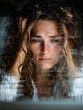 © VicPhoto - Mujer estresada frente a una pantalla con efecto digital distorsionado