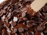 とろけるチョコレートとチョコチップのクローズアップ