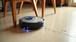 © Leonardo - Aspiradora robótica se desliza debajo de los muebles, recogiendo migas del piso de baldosas y reflejando la luz ambiental sobre la superficie limpia