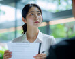 © toko_studio - 打ち合わせをする若い女性/Young woman having a meeting