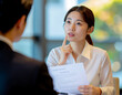 © toko_studio - 打ち合わせをする若い女性/Young woman having a meeting