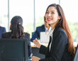© toko_studio - 会議をする若い女性/young woman having a meeting