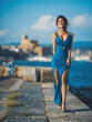 © 秀雄 三浦 - 海辺を歩くロングドレスの女性