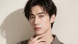 © Yka - 濡れた肌でカメラを見つめるハンサムな若い男性