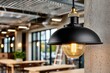 © milanchikov - Luz de trabajo temporal con diseño industrial elegante en un entorno moderno y luminoso