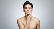 © Blue Studio - 顎に手を当てる上半身裸のアジア人男性