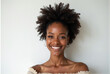 © Romuald - Portrait d’une femme souriante cheveux afro naturels sur fond blanc