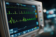 © Michał Magiera - Zbliżenie na ekran monitora podczas badania EKG. Widoczna charakterystyczna linia rytmu serca na tle ciemnego ekranu, wskazująca pracę mięśnia sercowego w czasie rzeczywistym.