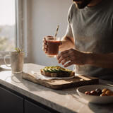 Mężczyzna przygotowujący zdrowe śniadanie w nowoczesnej kuchni

