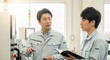 © Stingray_Japan - 指導と育成：工場で設備について新入社員に説明する日本人男性社員