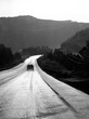 © Pascal Huot - Voiture sur la route en montagne. Photo en noir et blanc.