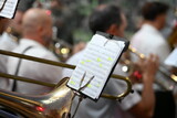 ludzie grający na różnych instrumentach bębny puzon nuty