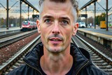 Ludzie w różnych sytuacjach życiowych zadowoleni ze swojego statusu i miejsca na ziemi. Szczęście i zrelaksowanie widać na twarzy. 