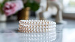 © Erika - una pulsera o collar de perlas preciosas elegantes finas y exclusivas diseño de elegancia sobre una mesa de marmol diseño con estilo de joyeria