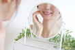 © webbiz - 鏡を見る女性　スキンケア