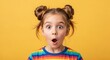 © Olga Ко - Niña con expresión sorprendida aislada sobre fondo amarillo.