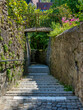 Steile Gasse mit Steinmauer und Treppen zur Oberstadt, Bregenz, Altstadt, Bodensee, Vorarlberg, Österreich, Europa