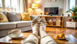 © theshooter - Piernas de mujer en pijama con calcetines cómodos y café en el salón descansando con calcetines sobre una mesa baja, junto a una taza de café caliente