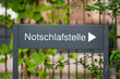 Schild mit der Aufschrift Notschlafstelle als Hinweis auf eine Übernachtungsmöglichkeit für obdachlose Menschen in Nürnberg