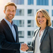 © MediaPro - Deux professionnels souriants concluent un partenariat réussi par une poignée de main devant un immeuble moderne