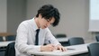 © Yka - セミナーで熱心にメモを取る若い男性