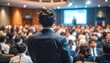 © EBG Stock Studio - Empresario hablando en conferencia frente a un público numeroso