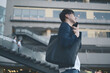 街を歩く男性