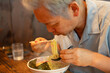 © Peak River - ラーメンを食べる男性