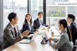 © Zoey106 - 打ち合わせをするビジネスグループ