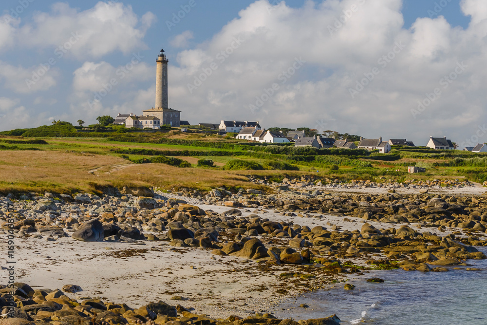 le-phare-de-l-le-de-batz-dans-le-nord-finist-re-en-bretagne-vue