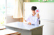 © apiox - 学校の教室でクイズに答える男子学生　○×で回答する学習シーン