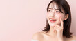 © YT - 笑顔、アジア人女性、若い