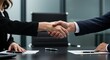 © Olga Ко - Primer plano de un apretón de manos entre un hombre y una mujer de negocios. Trato beneficioso. Asociación empresarial. Fusión de corporaciones