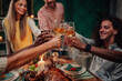 © Zamrznuti tonovi - Friends toasting wine glasses celebrating thanksgiving dinner