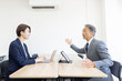 © Zoey106 - 会議するビジネスマンの上司部下