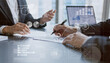 © Metro Hopper - ビジネスシーン、オフィスでミーティングをするビジネスパーソン、会議、プレゼン、Business meeting with data and strategy