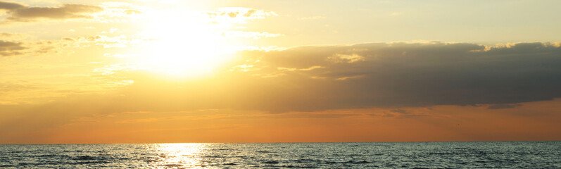 Wall Mural - picturesque view of beautiful sea at sunrise