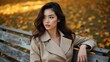 © Leonardo - Mujer joven y refinada con abrigo de gabardina beige de corte entallado