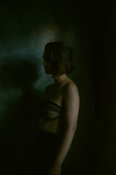 retrato oscuro mujer en sombra