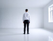 © theshooter - Imagen conceptual de hombre en habitación blanca representación visual de depresión ansiedad y problemas de salud mental visibilizando el silencio y la necesidad de apoyo