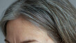 © Erika - acercamiento del cabello con canas de una mujer mayor con su cabello gris