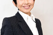 © koumaru - スーツ姿の中高年のビジネスパーソンの女性
