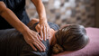 © Leandro - Mulher desfrutando de massagem nos ombros com um massagista em salão de spa