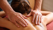 © Leandro - Mulher desfrutando de massagem nos ombros com um massagista em salão de spa